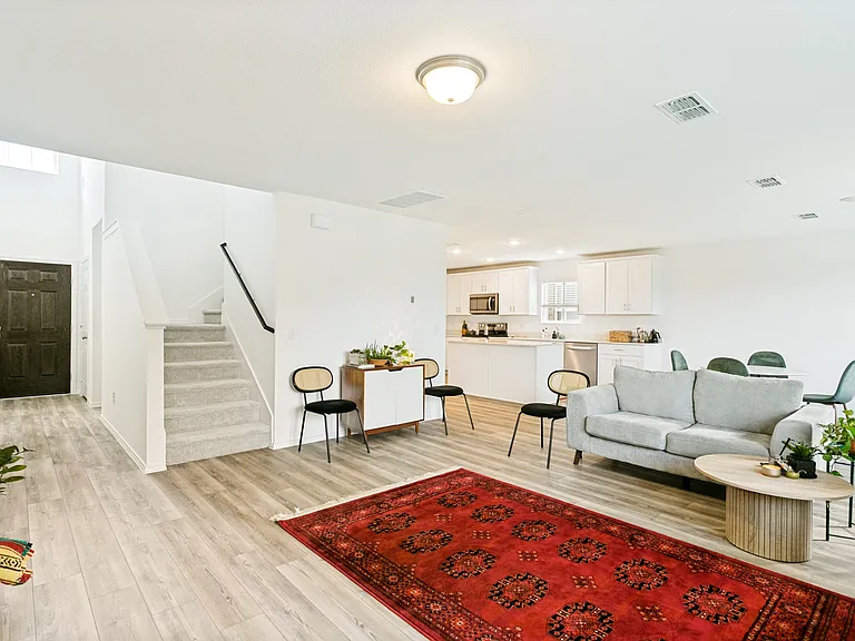 242 Lake Erie Dr — Photo 2