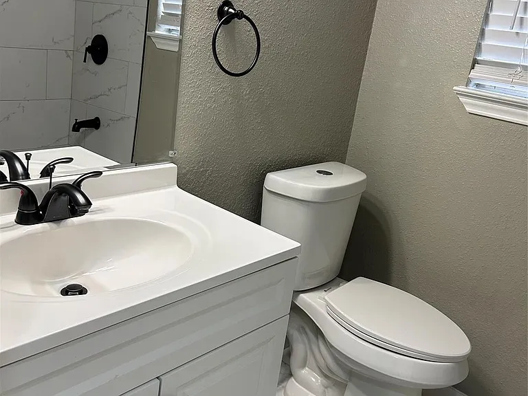 220 N Bernice Dr — Photo 3