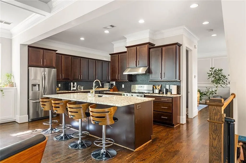 4 bed, 4.0 bath, 2800 sqft, $4,500 — Photo 4