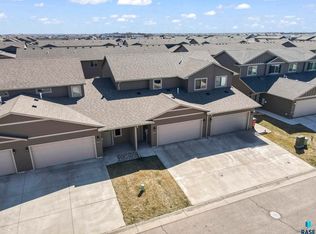 2563 E Meadowside Pl, Sioux Falls, SD 57108