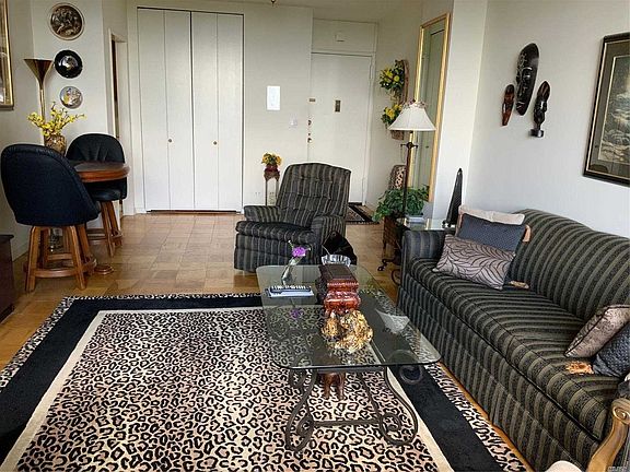 4th image of 27010 Grand Central Pkwy APT 5X