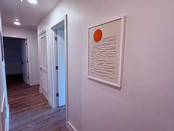 4th image of 4326 Irving St #305