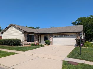 1 Oak Meadow Ct, Streamwood, IL 60107