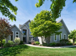 N54W16695 Ravenwood Dr, Menomonee Falls, WI 53051