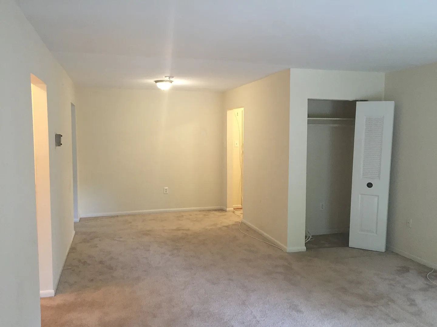 A large efficiency condo apartment located in the West Spring Condominium complex located next to... — Photo 4