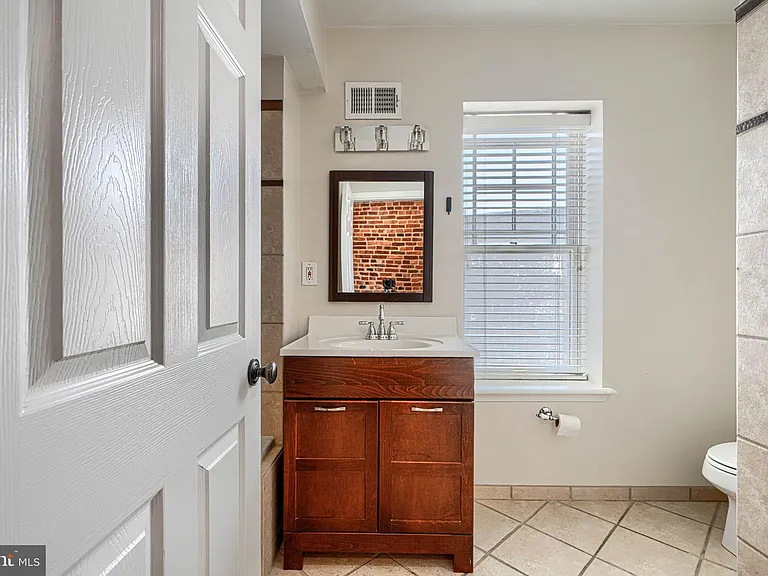 609 S East Ave — Photo 22