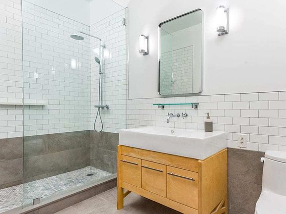 4th image of 2728 Thomson Ave