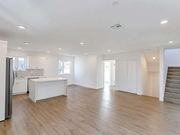2518 Thurman Ave — Photo 4