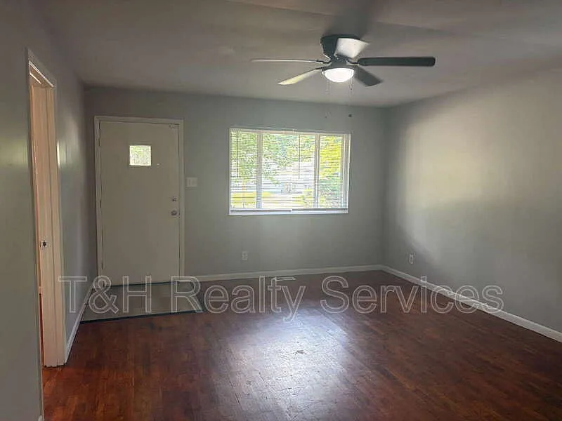 4 bed, 1.0 bath, 1200 sqft, $1,300 — Photo 4
