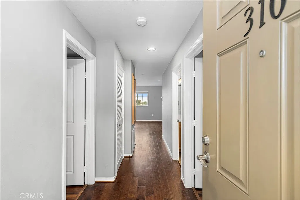 3 bed, 1070 sqft, $3,400 — Photo 3