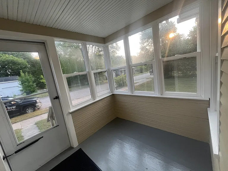 925 Windsor Ave — Photo 3