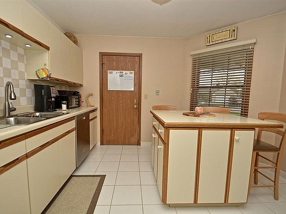 4th image of 13 Burgess Dr