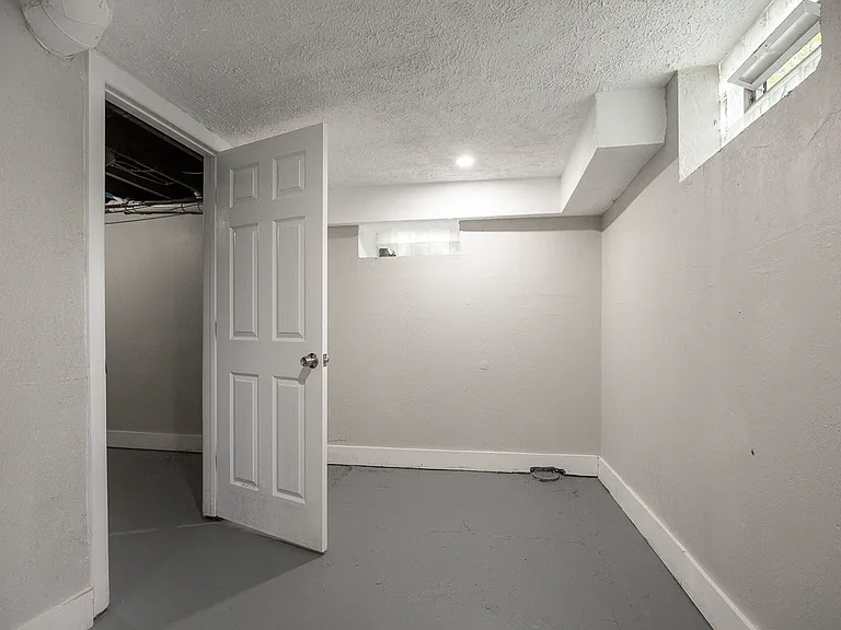 1255 Superior Ave — Photo 27