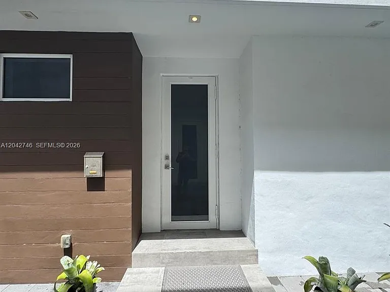 2947 SW 27th Ter #0 — Photo 3
