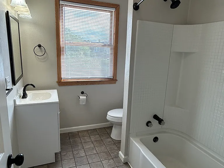 1209 Holmes St — Photo 4