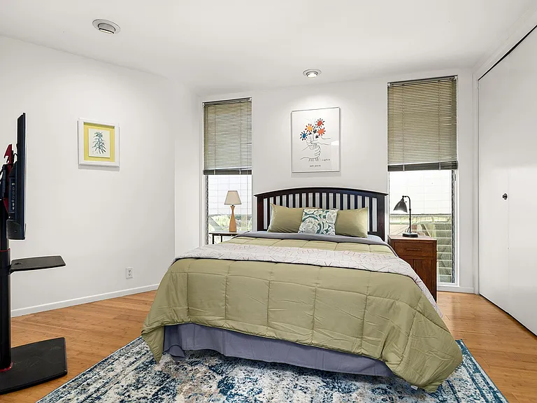 7038 Pacific View Dr — Photo 23