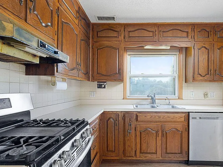 23527 W Anderson St — Photo 7