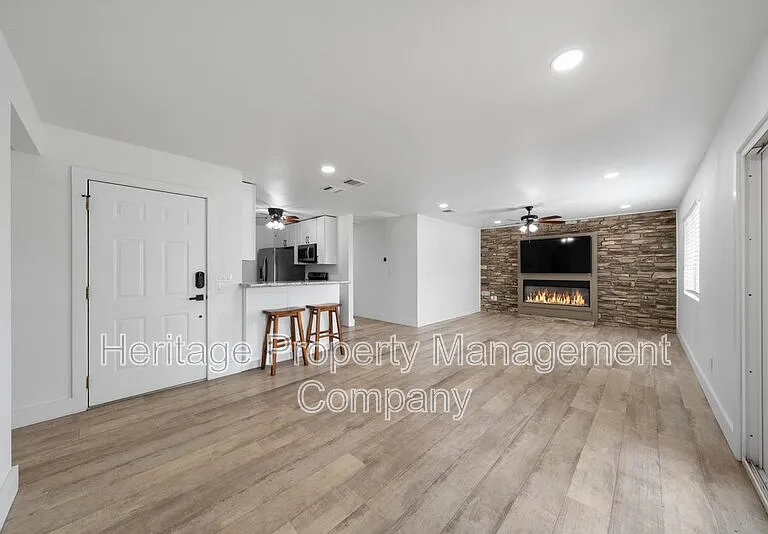 784 Hill Top Dr — Photo 7