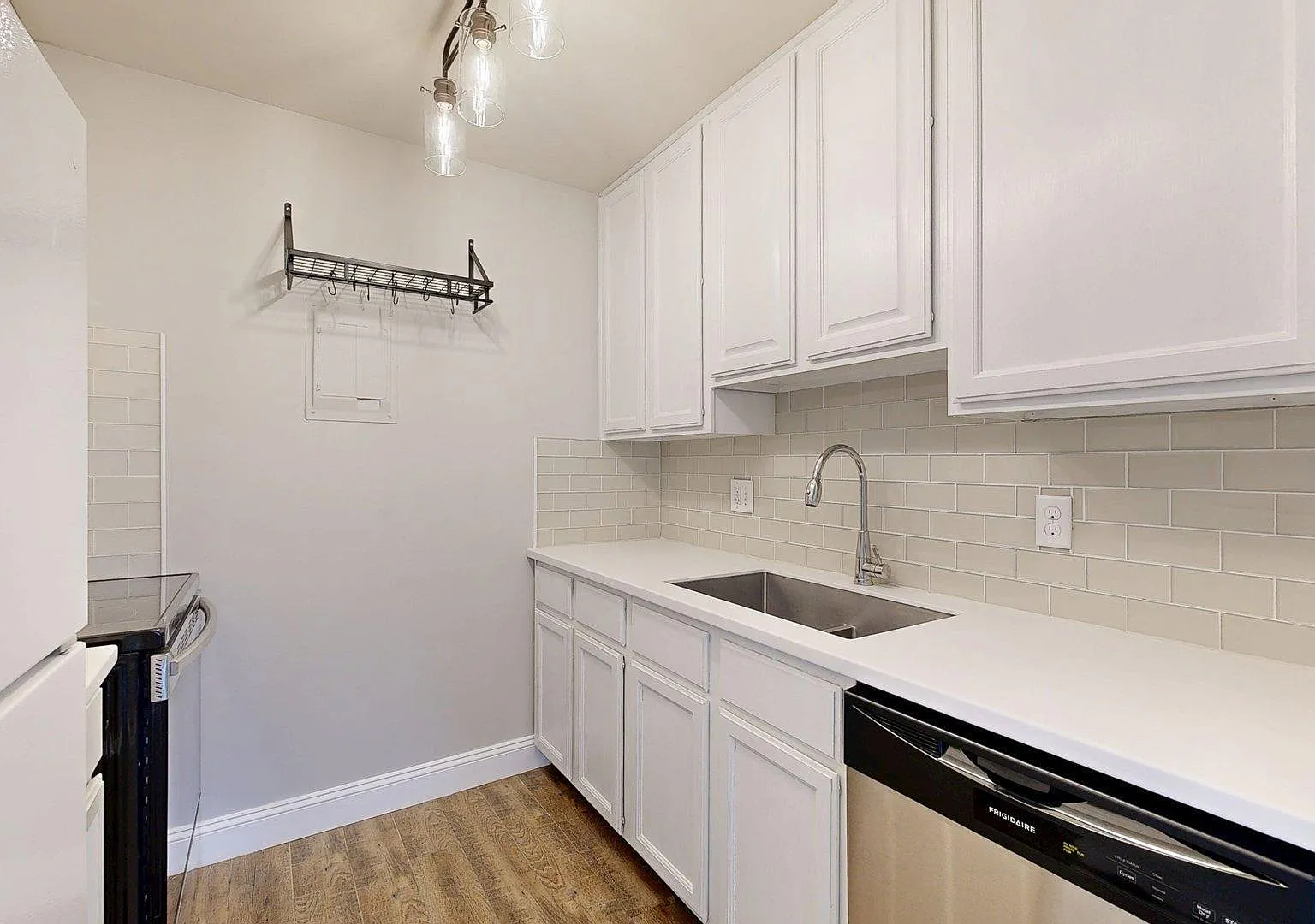 2 bed, 1.0 bath, 923 sqft, $1,600 — Photo 3