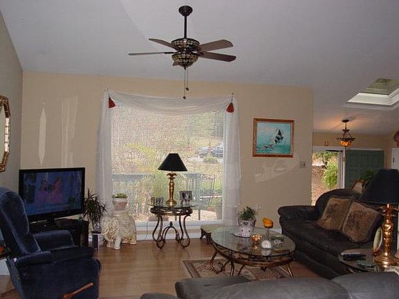 4th image of 2504 Somerset Dr