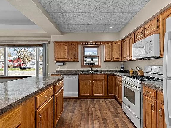 3rd image of 225 Prospect St