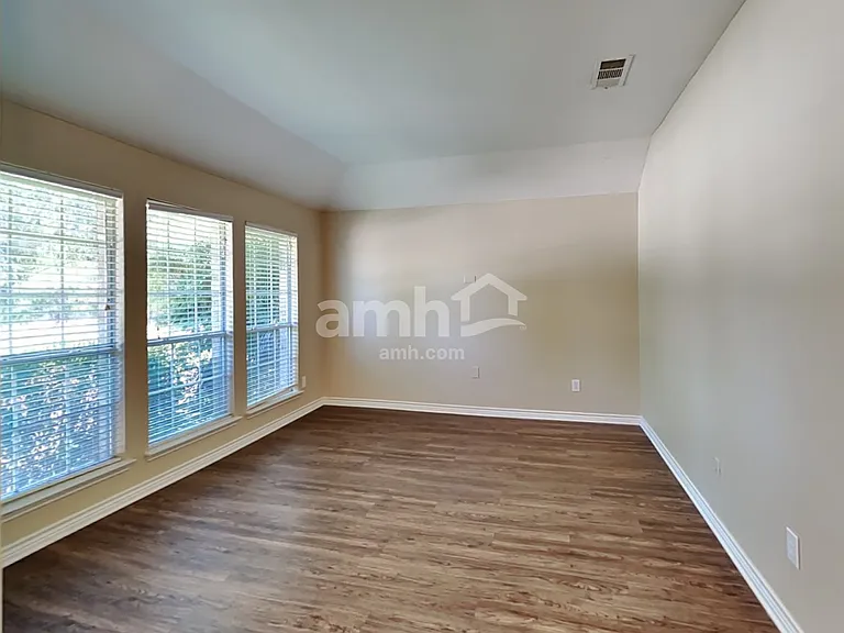 737 Oak Dale Ave — Photo 8