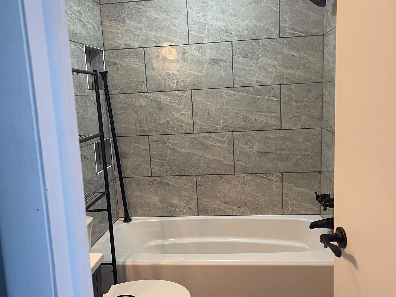 3 bed, 1.5 bath, 1050 sqft, $1,100 — Photo 3