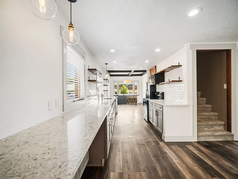 5703 N Regal St — Photo 8