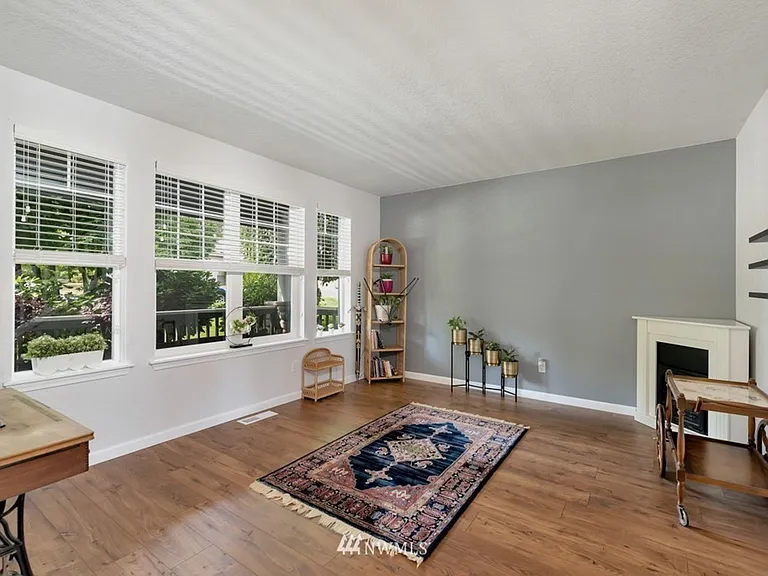 1106 Villanova St NE — Photo 3