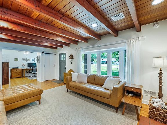 3rd image of 132 Walton Dr