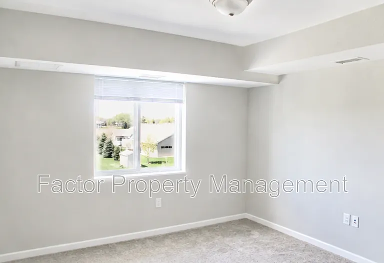 561 Elk St S — Photo 18