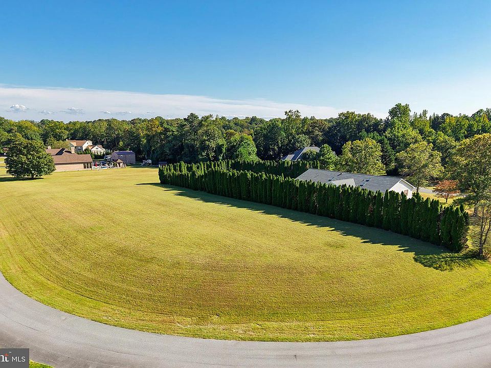 1st image of 7 Lake Crest Dr