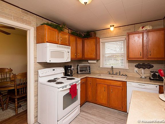 4th image of 627 Whitelaw Ave