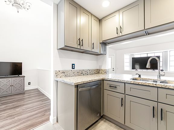 2nd image of 816 N Inglewood Ave APT 9