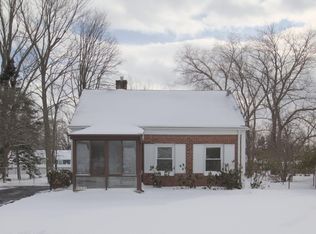 9249 Whitall Ln, Grosse Ile, MI 48138