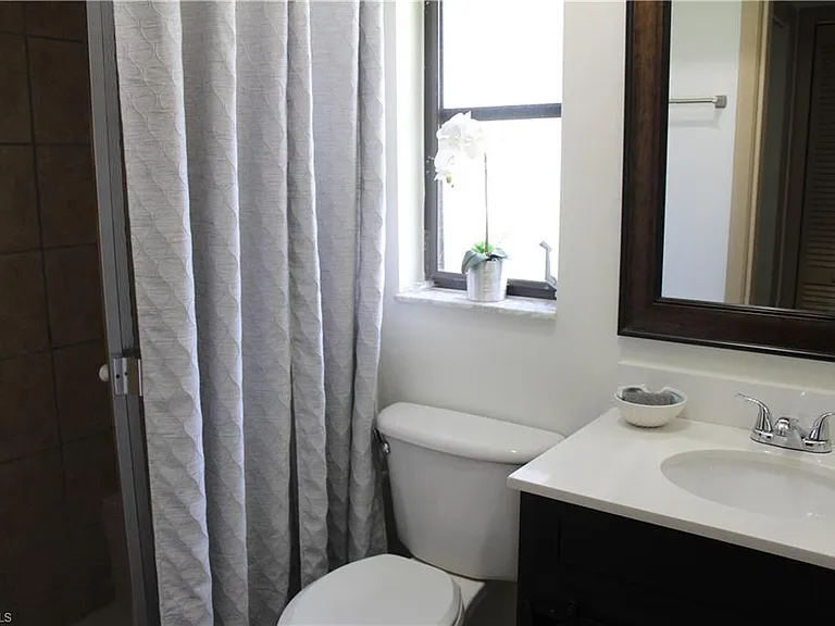 1025 NE Van Loon Ln — Photo 18