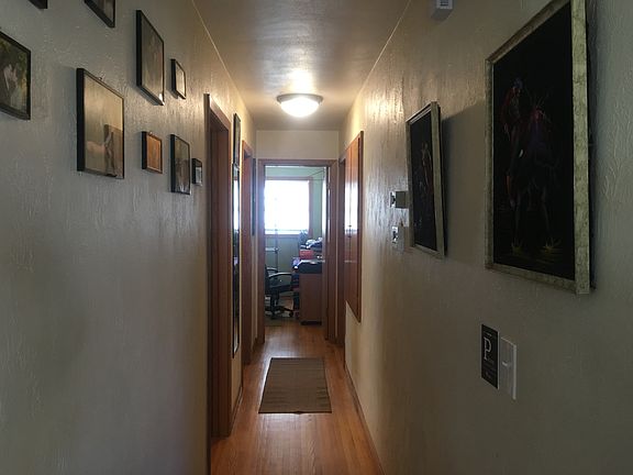 3rd image of 202 Curtice St W