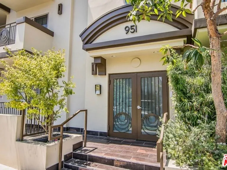 951 Granville Ave #Penthouse 1 — Photo 1