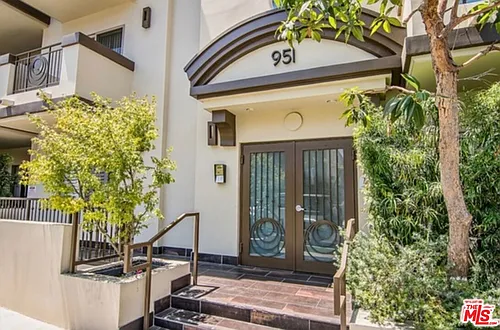 951 Granville Ave #Penthouse 1 Photo 1
