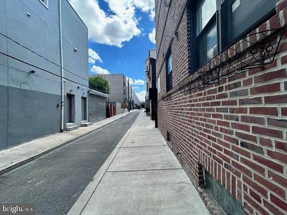 4th image of 118 W Girard Ave