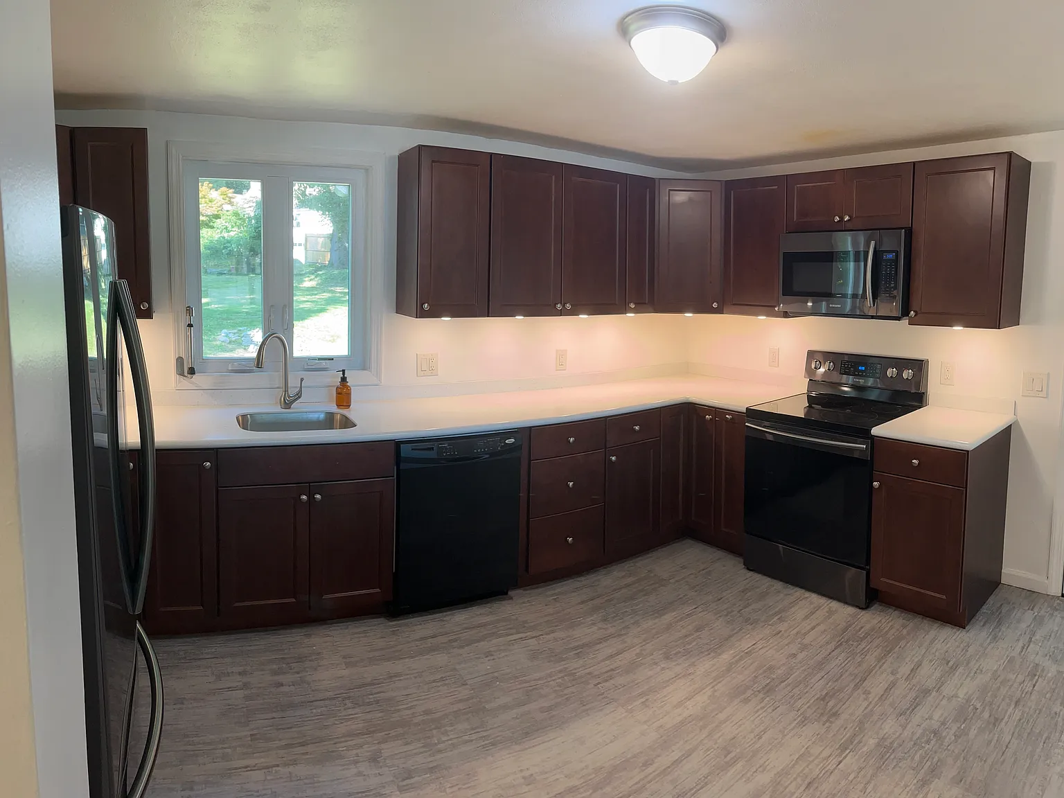 298 Roseville Ter — Photo 2