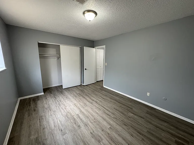 2832 E County Line Rd — Photo 24