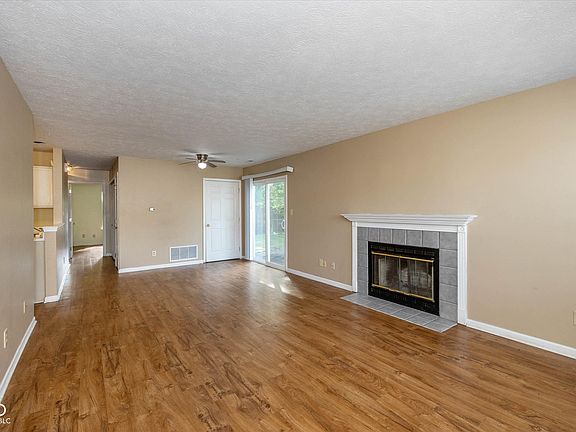 3rd image of 4745 Ossington Ct