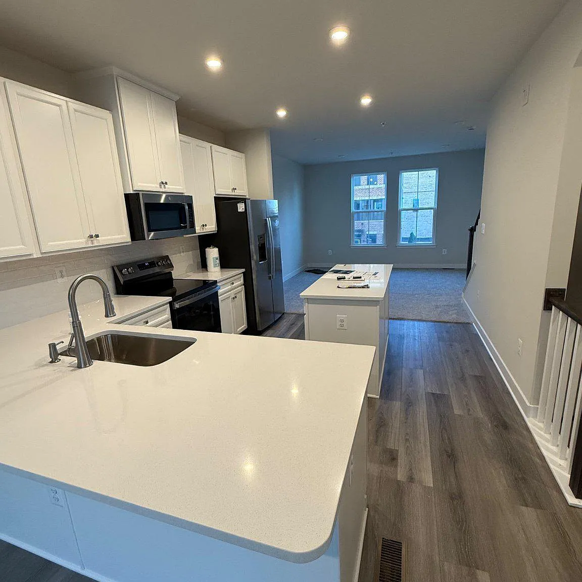 4 bed, 4.5 bath, 2075 sqft, $4,000 — Photo 2