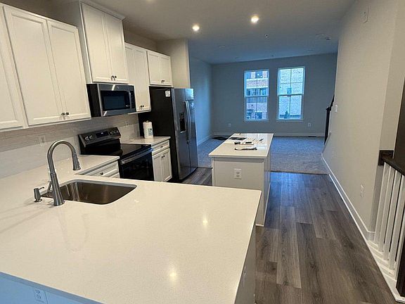 2nd image of 2935 Maisel St #4