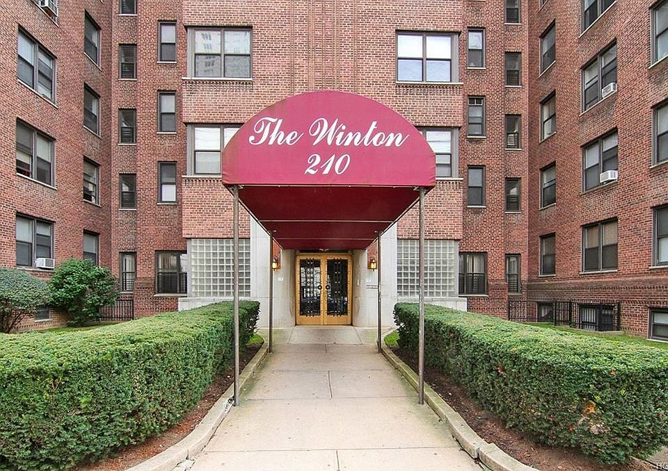 1st image of 210 Martine Avenue 4l