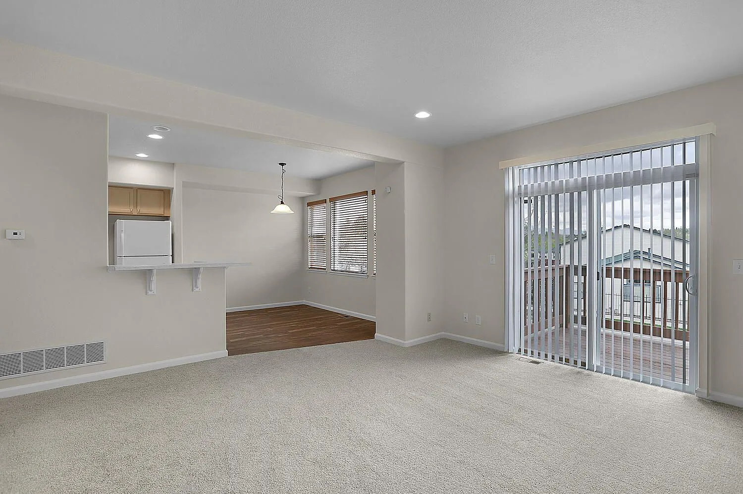 3 bed, 2.5 bath, 2401 sqft, $2,000 — Photo 4