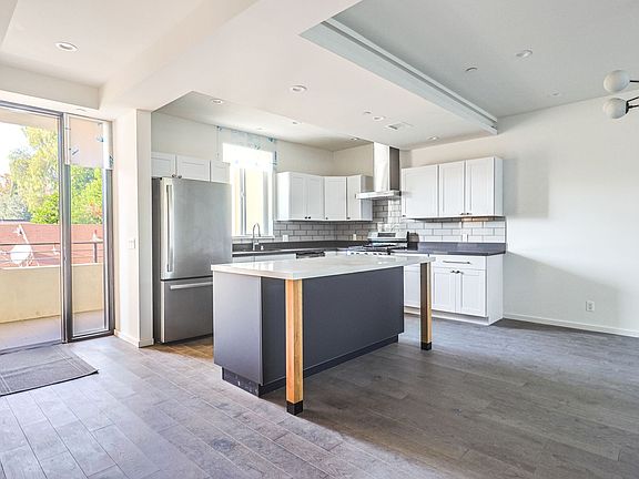 4th image of 14754 Gilmore St #5