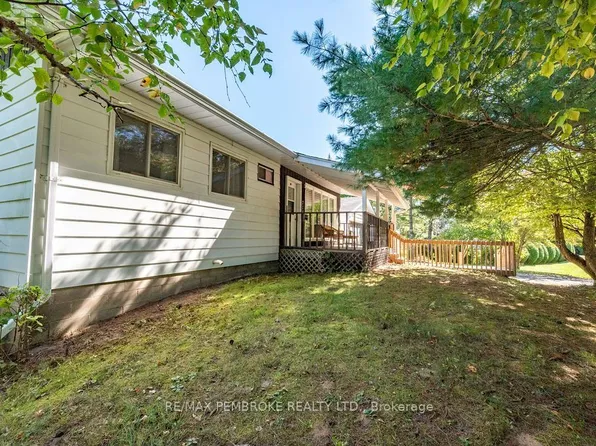 774 Pinegrove Cres, Petawawa, ON K8A 7E4