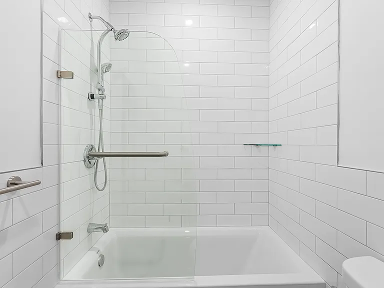 442 W Queen Ln #2 — Photo 8